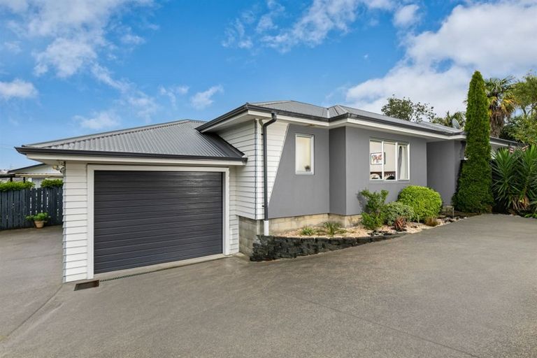 Photo of property in 48 Makora Road, Massey, Auckland, 0614