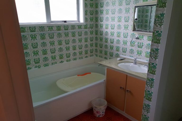 Photo of property in 18 St Catherine Crescent, West Harbour, Auckland, 0618