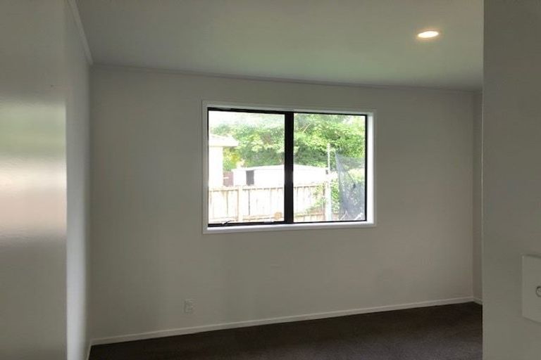 Photo of property in 2/8 Blackgate Place, Weymouth, Auckland, 2103