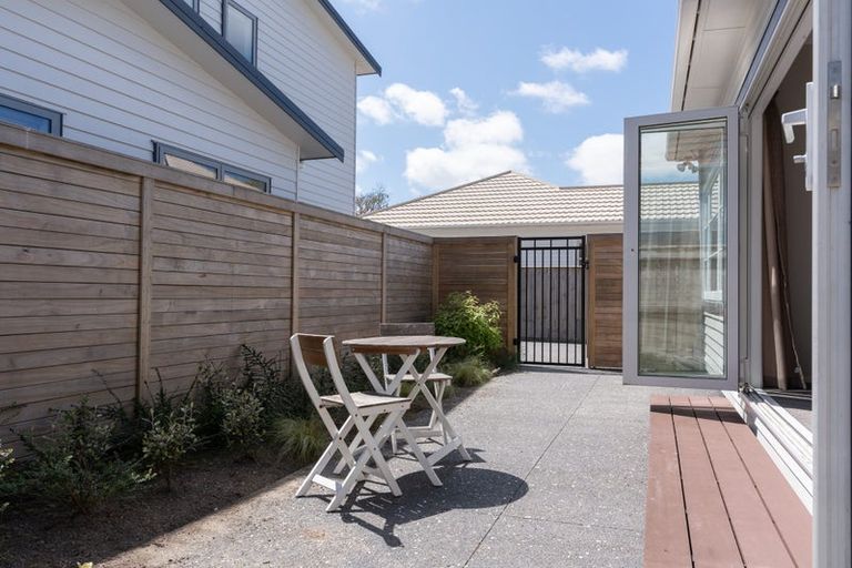 Photo of property in 7b Romney Square, Tawa, Wellington, 5028