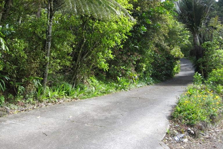 Photo of property in 907 West Coast Road, Waiatarua, Auckland, 0604