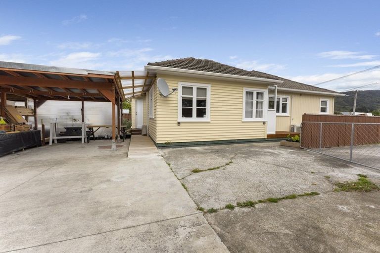 Photo of property in 1 Peel Place, Wainuiomata, Lower Hutt, 5014