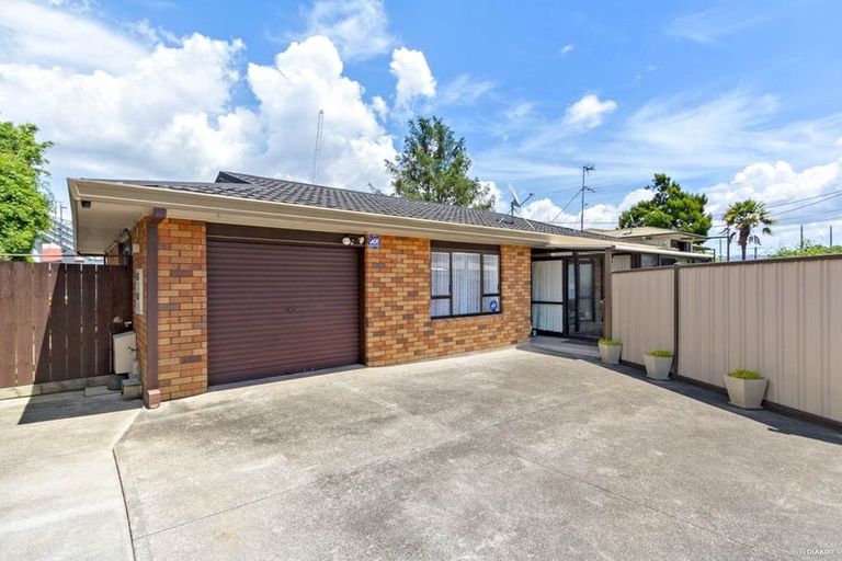 Photo of property in 2/9 Clayburn Road, Glen Eden, Auckland, 0602