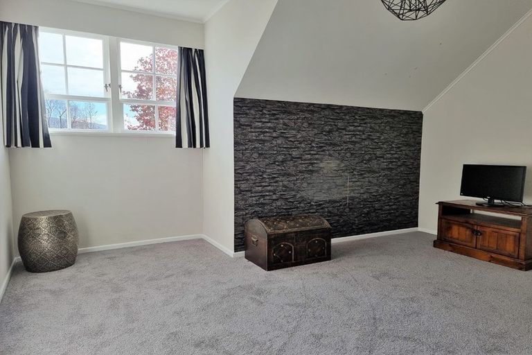 Photo of property in 14 Freemans Way, Pinehaven, Upper Hutt, 5019