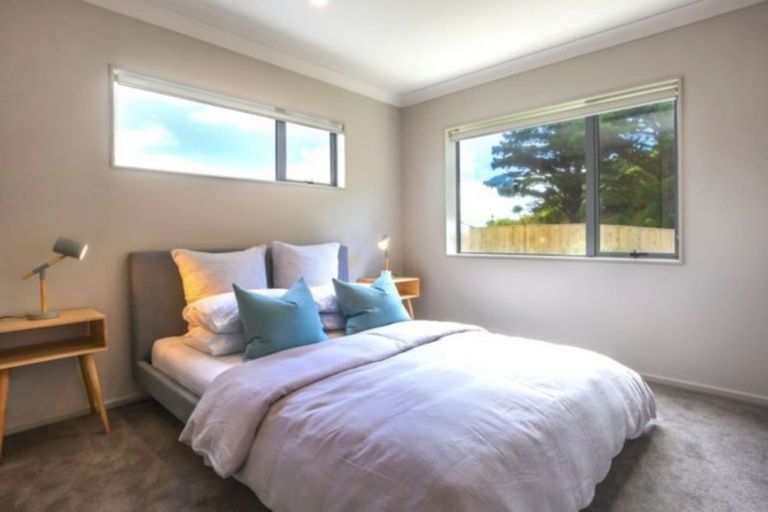 Photo of property in 2 Brindle Way, Newlands, Wellington, 6037