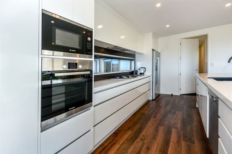 Photo of property in 82 Mount Pleasant Road, Mount Pleasant, Christchurch, 8081