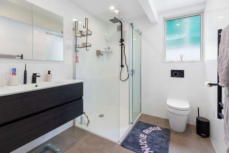 Photo of property in 56 Maupuia Road, Maupuia, Wellington, 6022