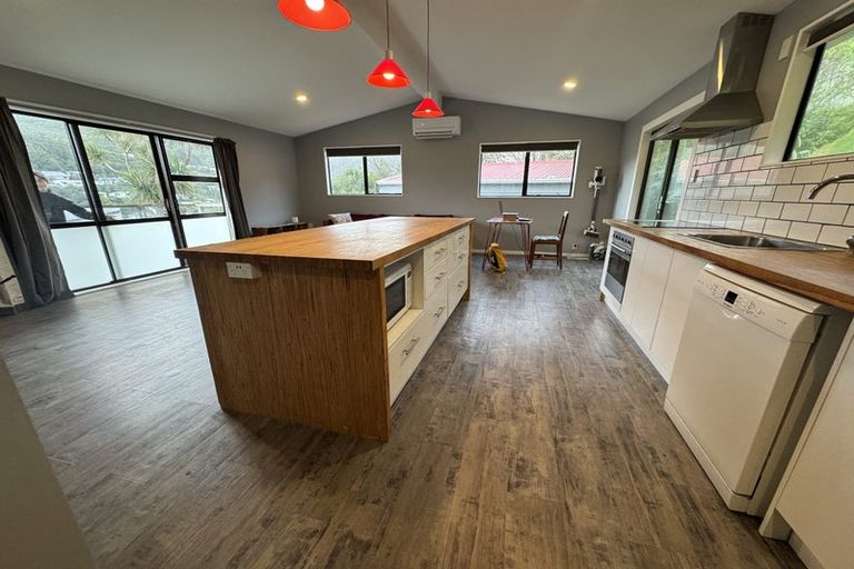 Photo of property in 26 Fiona Grove, Karori, Wellington, 6012