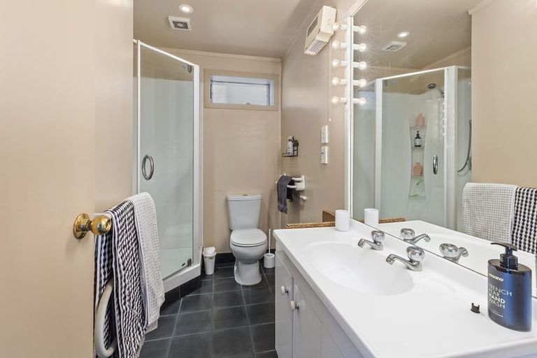 Photo of property in 2 Robieson Lane, Roseneath, Wellington, 6011