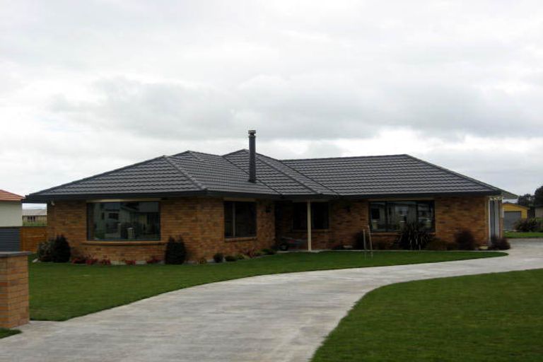 Photo of property in 4 Daffodil Grove, Carterton, 5713