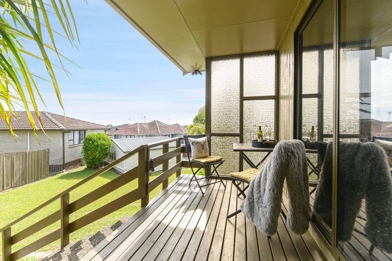 Photo of property in 17 Foyle Place, Glendene, Auckland, 0602