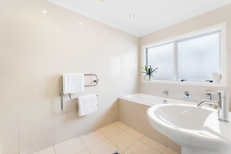 Photo of property in 16 Kunzea Place, Greenhithe, Auckland, 0632