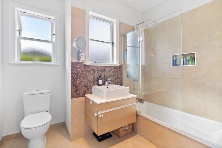 Photo of property in 15 Alberta Street, Point Chevalier, Auckland, 1022