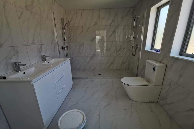 Photo of property in 579 Glenfield Road, Totara Vale, Auckland, 0629