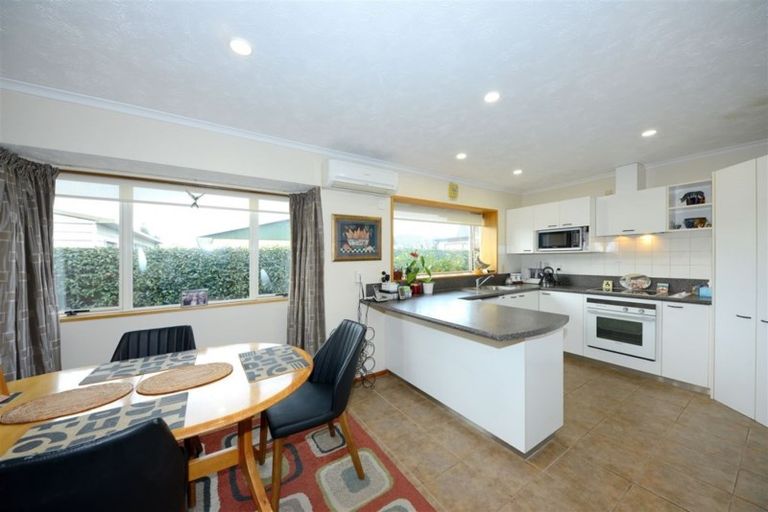 Photo of property in 2/52 Skerten Avenue, Hornby, Christchurch, 8042