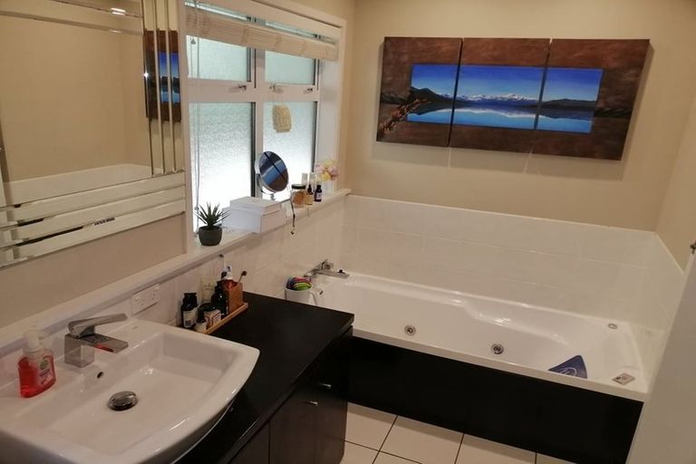 Photo of property in 32 Davis Grove, Wainuiomata, Lower Hutt, 5014