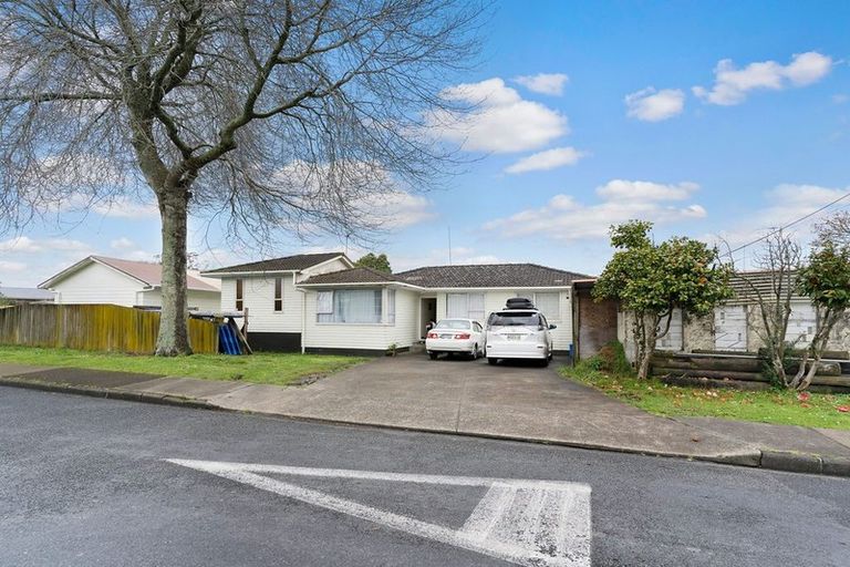 Photo of property in 1 Riverpark Crescent, Henderson, Auckland, 0610