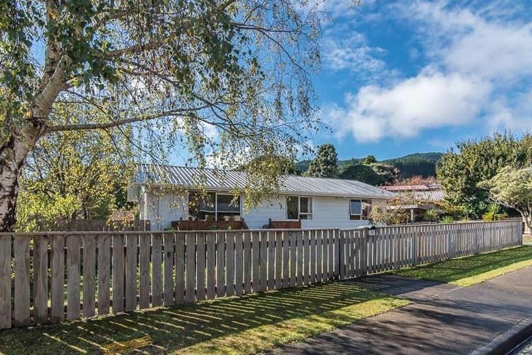 Photo of property in 32 Hookway Grove, Paraparaumu, 5032