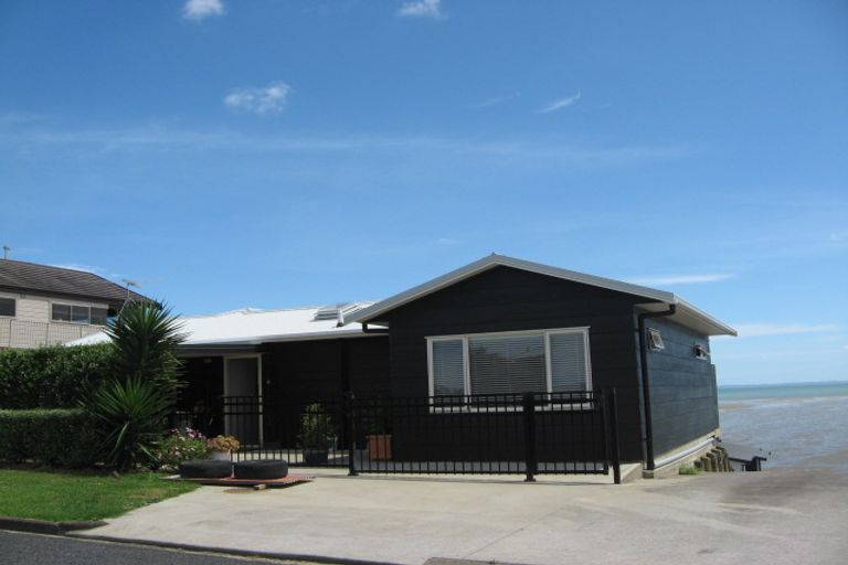 Photo of property in 28 Crispe Road, Clarks Beach, 2122