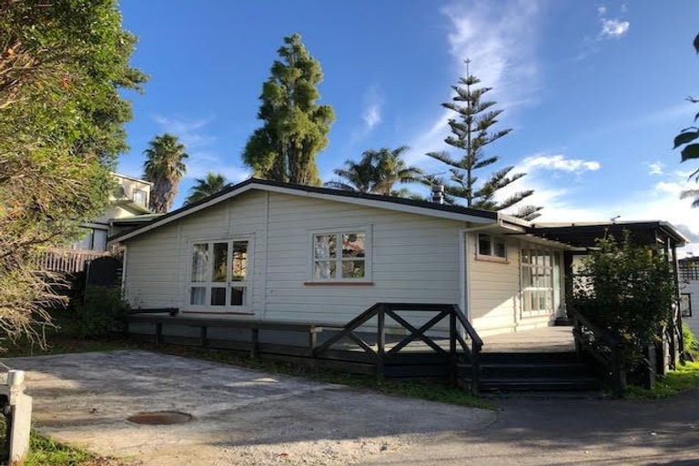 Photo of property in 18 Raphael Place, West Harbour, Auckland, 0618