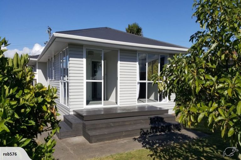 Photo of property in 10 Peters Avenue, Cloverlea, Palmerston North, 4412