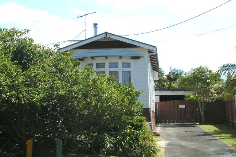 Photo of property in 50 Woodside Avenue, Northcote, Auckland, 0627