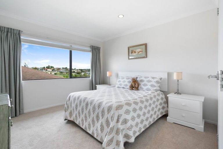 Photo of property in 20 Rising Parade, Fairview Heights, Auckland, 0632