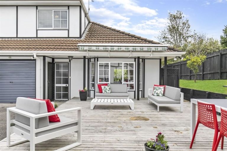 Photo of property in 2/6 Strabo Place, Windsor Park, Auckland, 0632