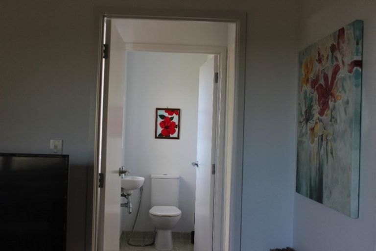 Photo of property in 28 Denver Avenue, Sunnyvale, Auckland, 0612