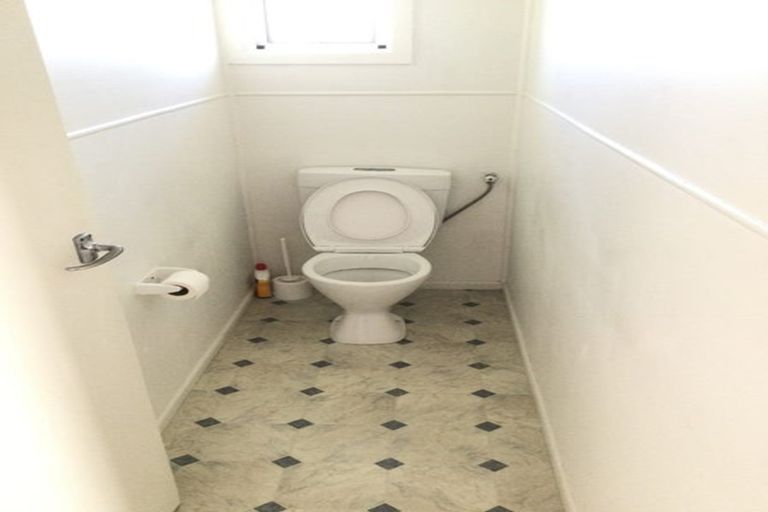 Photo of property in 5 Paton Avenue, Te Atatu South, Auckland, 0610