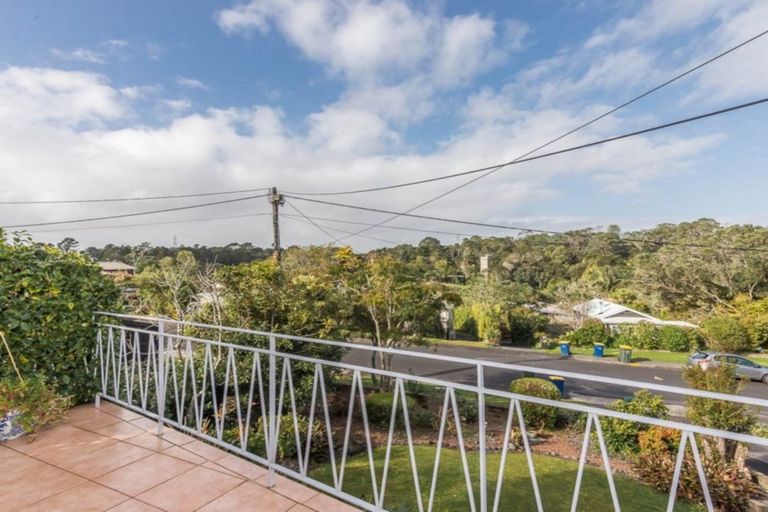 Photo of property in 15 Harrybrook Road, Green Bay, Auckland, 0604