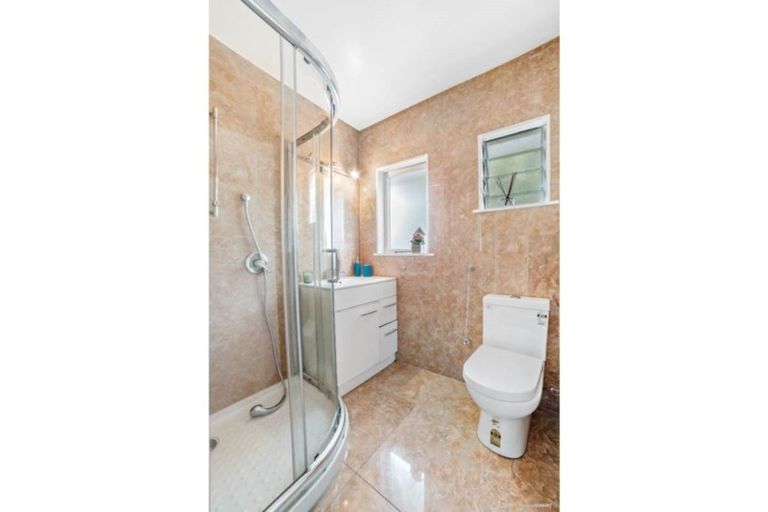 Photo of property in 1/523 Glenfield Road, Glenfield, Auckland, 0629