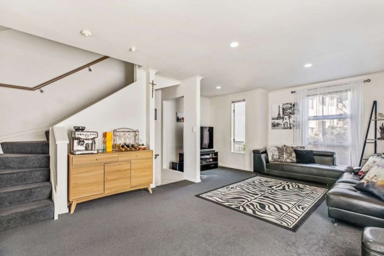 Photo of property in 8 Verdale Circle, Glen Eden, Auckland, 0602