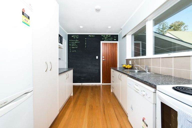 Photo of property in 1/6 Murray Road, Te Atatu Peninsula, Auckland, 0610