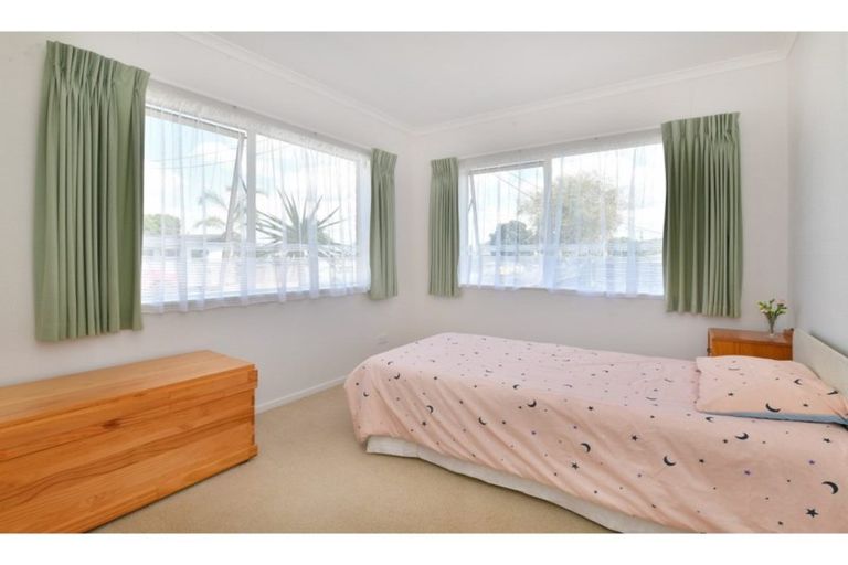 Photo of property in 6a Doment Crescent, Orewa, 0931
