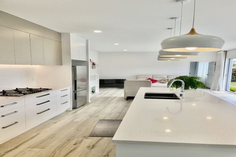 Photo of property in 8 Aporo Drive, Kumeu, 0810