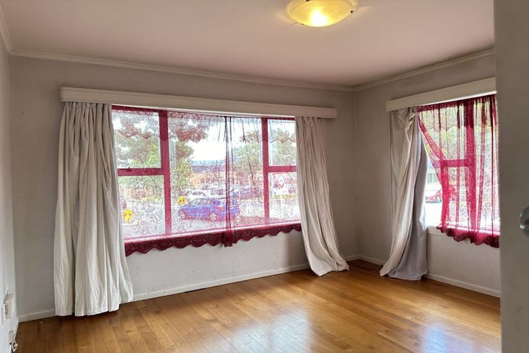 Photo of property in 16 Buscomb Avenue, Henderson, Auckland, 0610