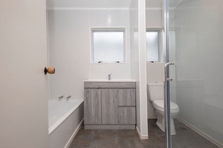 Photo of property in 18 Sarona Avenue, Glen Eden, Auckland, 0602