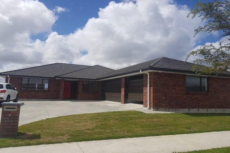 Photo of property in 5 Cyprus Place, Fitzherbert, Palmerston North, 4410