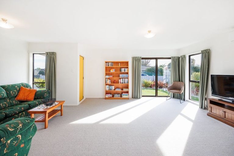 Photo of property in 2b Droylsden Place, Palmerston North, 4410