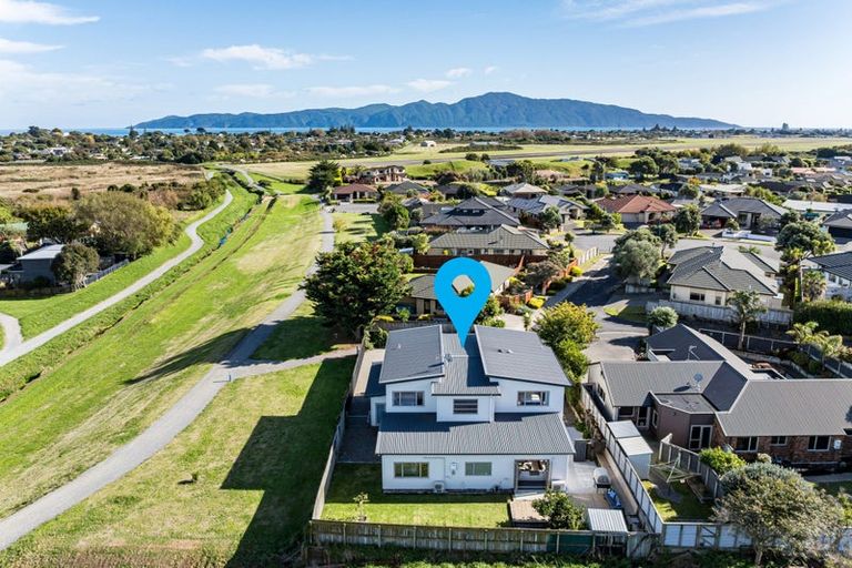 Photo of property in 61 Quadrant Heights, Paraparaumu, 5032