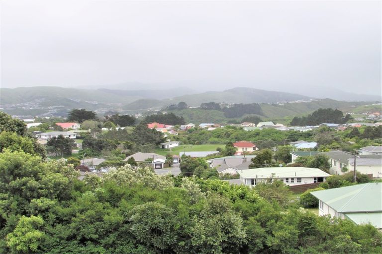 Photo of property in 30 Brooker Grove, Newlands, Wellington, 6037