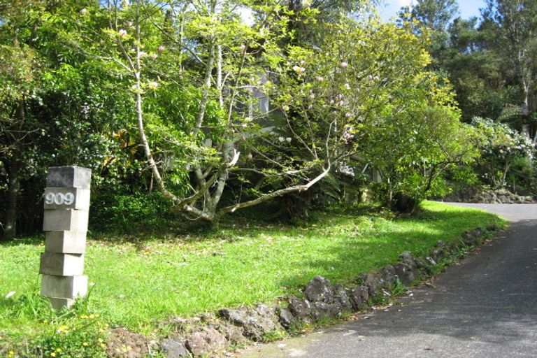 Photo of property in 909 West Coast Road, Waiatarua, Auckland, 0604