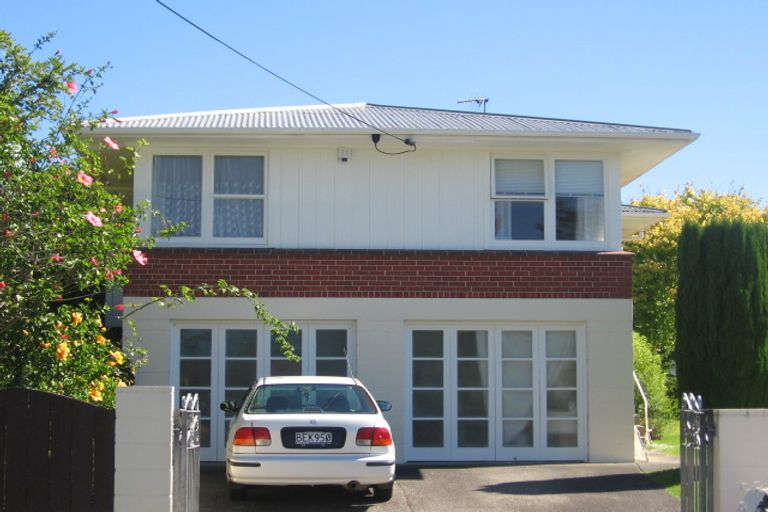 Photo of property in 15 Kelston Street, New Lynn, Auckland, 0600