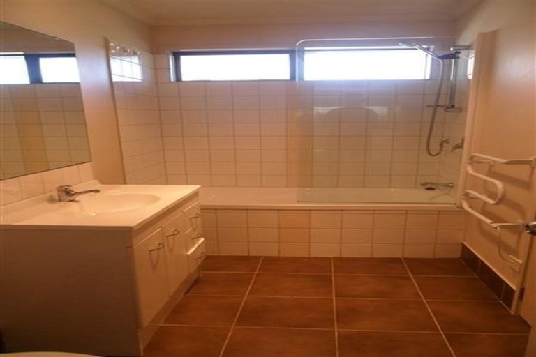 Photo of property in 20e Waione Avenue, Te Atatu Peninsula, Auckland, 0610