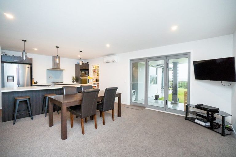 Photo of property in 22 Monaco Grove, Fitzherbert, Palmerston North, 4410