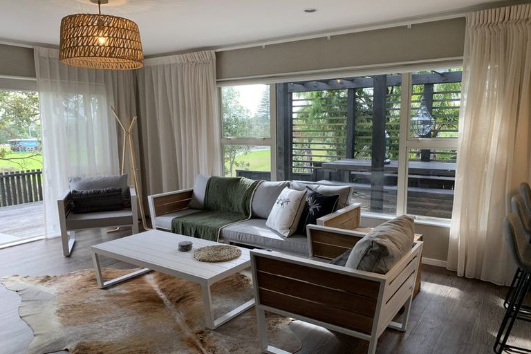 Photo of property in 5 Esther Place, Red Beach, 0932