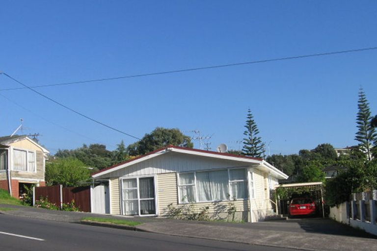 Photo of property in 1/2 Hogans Road, Glenfield, Auckland, 0629