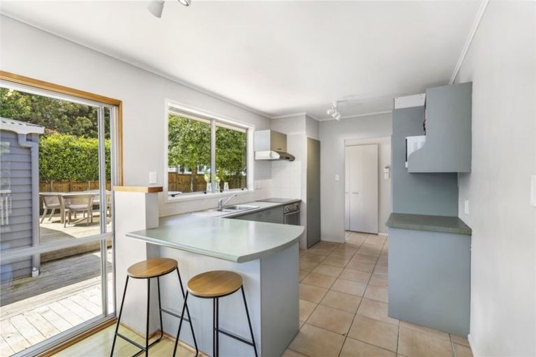Photo of property in 1/60 Selwyn Crescent, Forrest Hill, Auckland, 0620