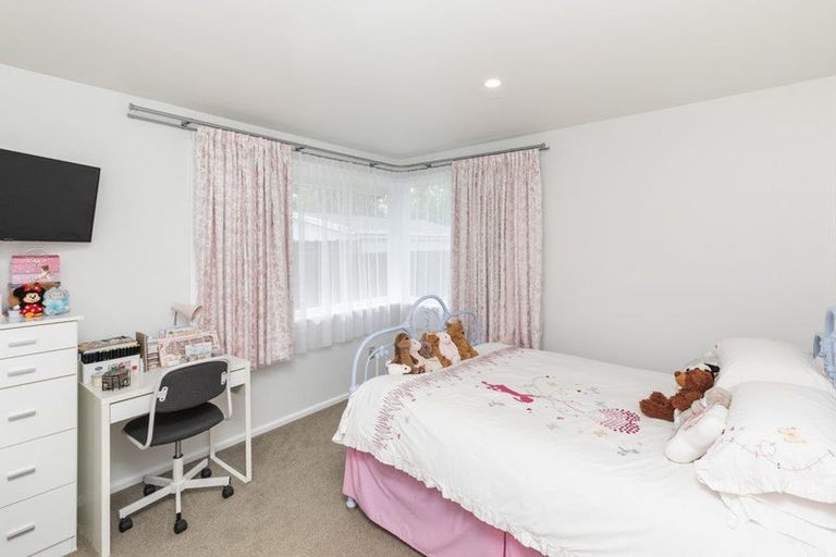 Photo of property in 17 Newbridge Place, Ilam, Christchurch, 8041